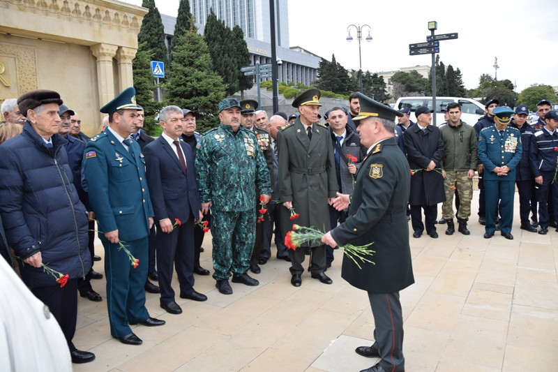 Veteranlar Fəxri Xiyabanı və Şəhidlər Xiyabanını ziyarət etdilər -