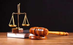 Rüşvət almaqda təqsirləndirilən vəzifəli şəxs azadlığa buraxılıb
