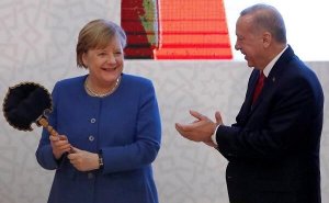 Ərdoğandan Merkelə iki maraqlı HƏDİYYƏ