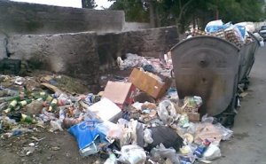 Ev sahibi kirayəçinin 54 milyonunu zibilliyə atıb - Polis zibilxanaları axtarır...