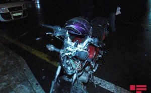 Bakıda motosiklet qəzaya uğrayıb, xəsarət alanlar var - FOTO