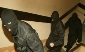 Göygöldə evə basqın: Bıçaqlananlar var