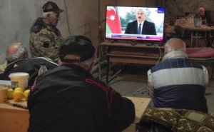Ermənilər İlham Əliyevin çıxışını izləyir - FOTO