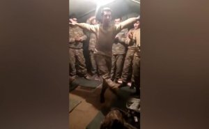 Evə dönməyə hazırlaşan əsgərlərimizin rəqsi - VİDEO