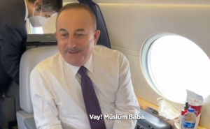 Mövlud Çavuşoğlunun təyyarədə səmimi anları - VİDEO