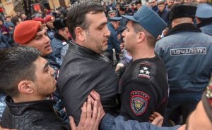 İrəvandakı etirazlarda toqquşmalar baş verib - Xəsarət alanlar var