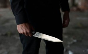 Biləsuvarda polis bıçaqlanıb