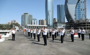 Rusiya hərbi gəmiləri Bakıya gəldi - Orkestrlə qarşılandı - FOTO