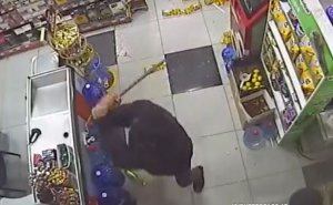 Nisyə mal verilmədiyi üçün marketi dağıtdı