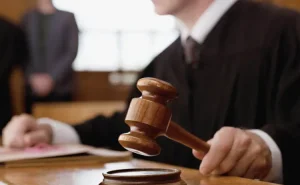 Keçmiş bacanağını dəmir parçası ilə döyən şəxsə hökm OXUNDU