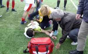 Futbol hakimi oyun zamanı ÖLDÜ