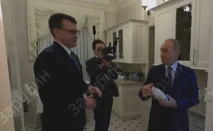 Putin Kremldəki mənzilində mətbəxi və qonaq otağını göstərdi