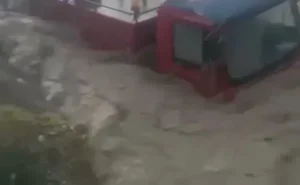 Ankarada yanğınsöndürən maşını sel APARDI