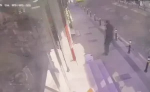 Huşunu itirən azərbaycanlı avtobusun altında qalıb öldü - VİDEO
