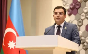 Şagirdin çantası ağır, nəşriyyatın kassası doludur - Əmrah Həsənli AÇIQLADI