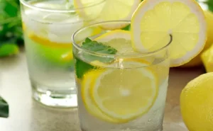 Yemək zamanı limonlu su içmək tövsiyə OLUNUR
