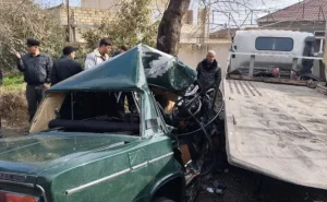Şəkidə minik avtomobili evakuatorla toqquşdu: Ölən var