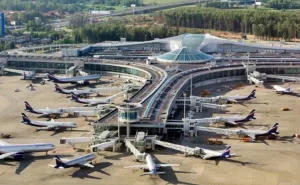 Dron hücumuna görə Moskva aeroportlarında 400-dən çox uçuş təxirə salınıb