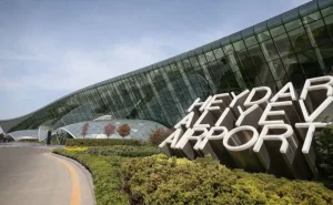Aeroportda 20 min dollar tapdı, 3 minini dilənçilərə  PAYLADI