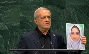 Hücumda ölən qızın şəklini göstərdi, ABŞ rəsmisi zalı tərk etdi -  VİDEO
