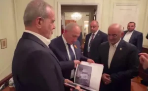 Pezeşkian Paşinyana kitab hədiyyə etdi -  ABŞ hücumlarının nəticələrindən bəhs edir