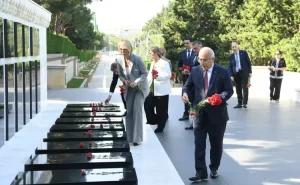Gürcüstan parlament nümayəndə heyəti Fəxri xiyabanı və Şəhidlər xiyabanını ziyarət etdi - FOTO