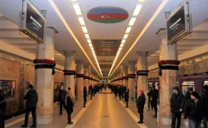 Bakı metrosunda sərnişin qatar yoluna  TULLANDI