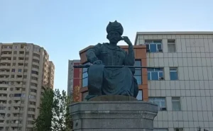 Dövlət Xidməti Xətainin heykəlinin üzərindəki yazını araşdırır - FOTO