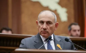 Paşinyan Rusiya rəsmisindən hədiyyə aldı