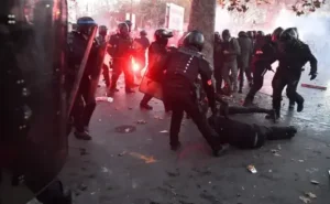 Parisdə polis etirazçılara qarşı gözyaşardıcı qaz və dəyənəklər tətbiq edib