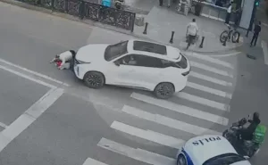 Piyada keçidində maşınla ana ilə uşağının üstündən keçdi -  VİDEO