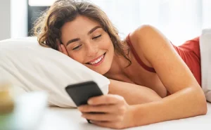 Yataqda telefondan istifadə bu ağrılara səbəb ola  BİLƏR