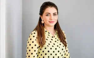 Məktəbli geyimində hamı eyni standarta əməl etməlidir - Müəllim: "Qızların ətəklərinin uzunluğunun eyni olmaması..."