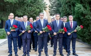 ADY kollektivi Fəxri xiyabanı və Şəhidlər xiyabanını ziyarət etdi - FOTO