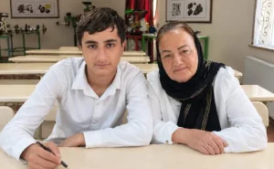 63 yaşlı nənə 16 yaşlı nəvəsi ilə eyni liseydə oxuyur -  FOTO