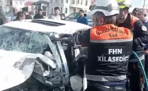 Qəzada maşında sıxılı qalan oğlan belə xilas edildi -  VİDEO