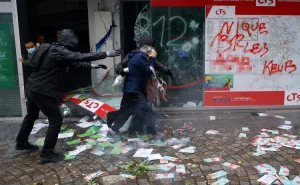 Fransada etiraz aksiyaları zamanı 3 min mağaza talan  EDİLDİ