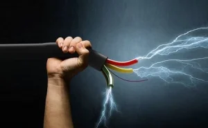 Salyanda kişini elektrik cərayanı vuraraq  ÖLDÜRDÜ