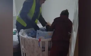 Köməksiz vəziyyətdə qalan körpə belə xilas edildi - VİDEO