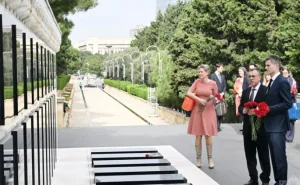 Niderlandın xarici işlər naziri Bakıda Şəhidlər xiyabanını ziyarət etdi - FOTO