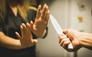 Azərbaycanda kişi borc aldığı arvadını  BIÇAQLADI