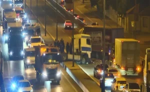 Bakıda yük avtomobili qəza törətdi - Yolda hərəkət məhdudlaşdırıldı