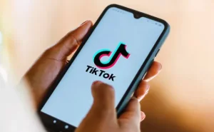 "TikTok"da qadından hədiyyə alan kişi arvadının qolunu  sındırdı