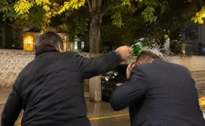 İcra nümayəndəsi bələdiyyə sədrinin başına butulka çırpıb -  FOTO