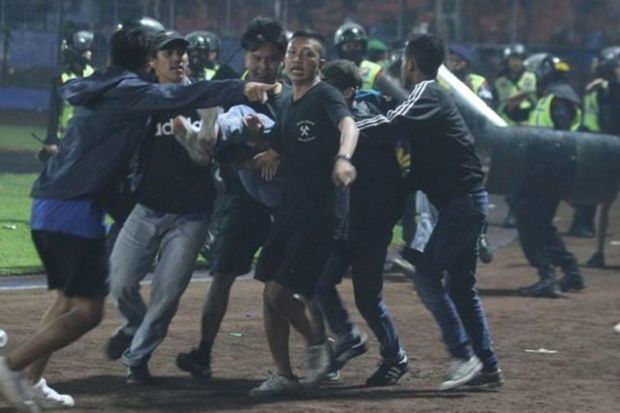 İndoneziyada futbol oyununun nəticəsi- 127 ölü, 180 yaralı