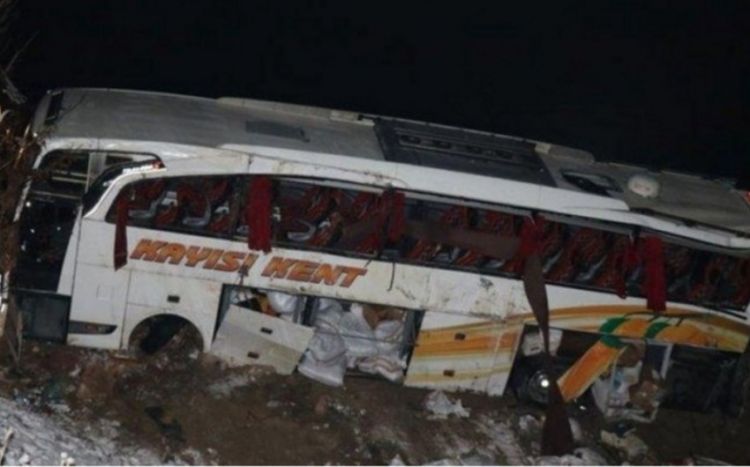 Avtobus aşdı, 19 nəfər yaralandı