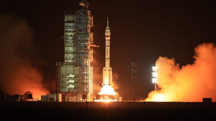 Çinin “Şençjou-18” kosmik gəmisi orbitə çıxarıldı
