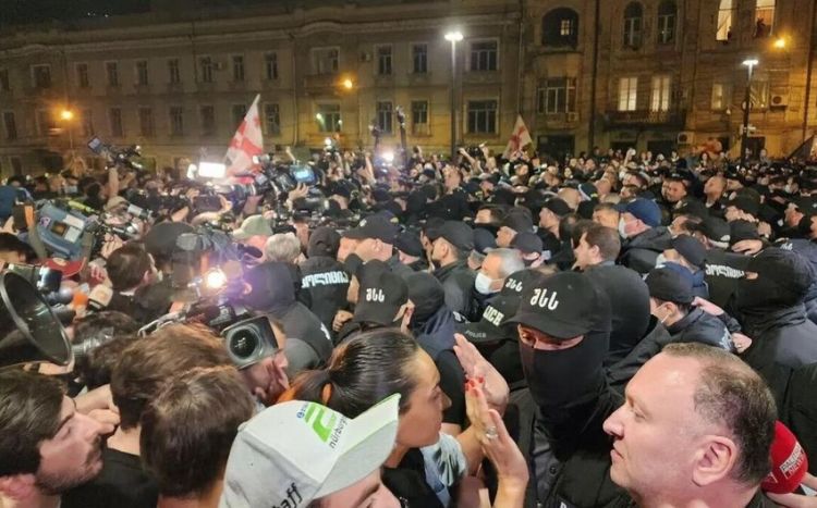 Tbilisidə etiraz aksiyalarında 7 polis yaralandı