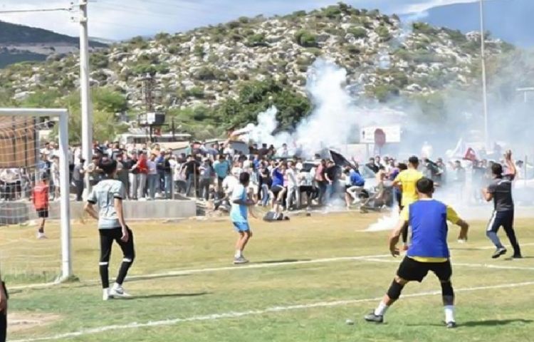 Futbol meydanı döyüş sahəsinə çevrildi – VİDEO